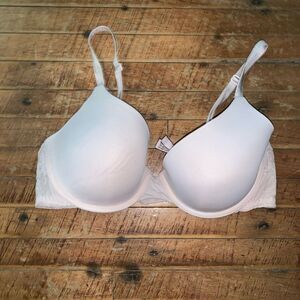 Victoria’s Secret Lacy T-shirt lightly lined 32D Demi bra